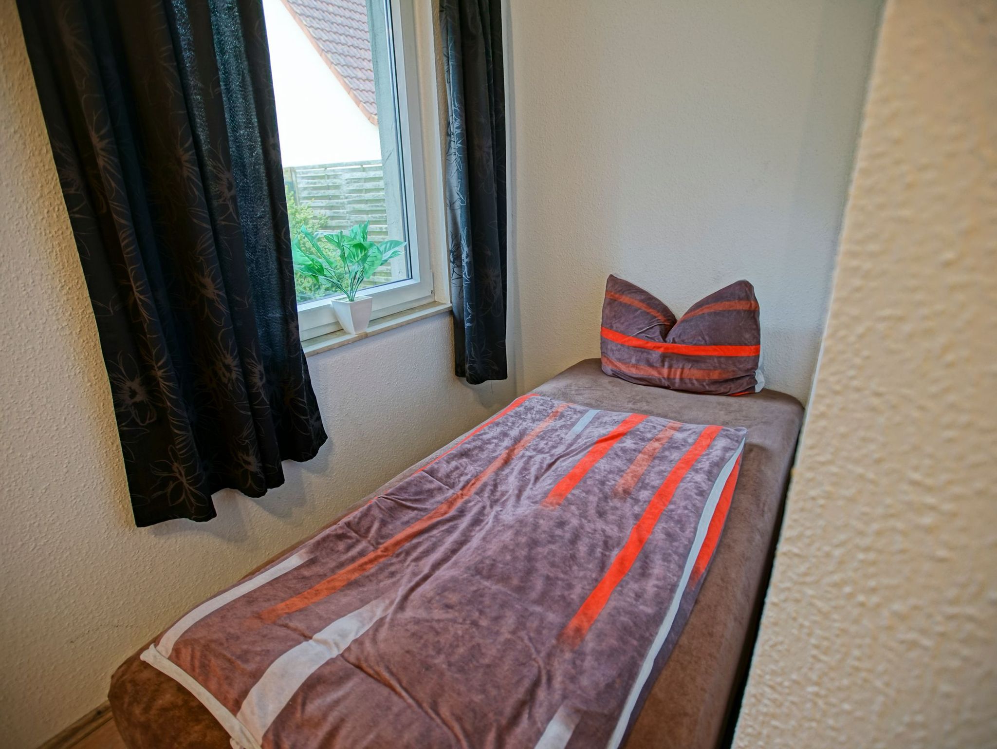 Schlafzimmer 1 im OG mit Doppelbett und Platz für ein Babbybett