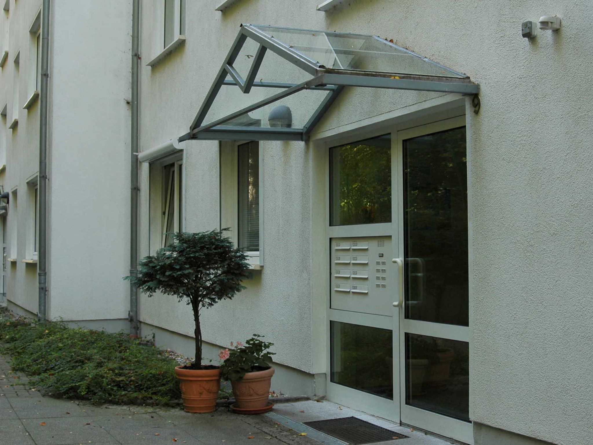 Der Wohnbereich mit Zugang zur Terrasse