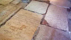 steinerne Grabplatten als Fußboden