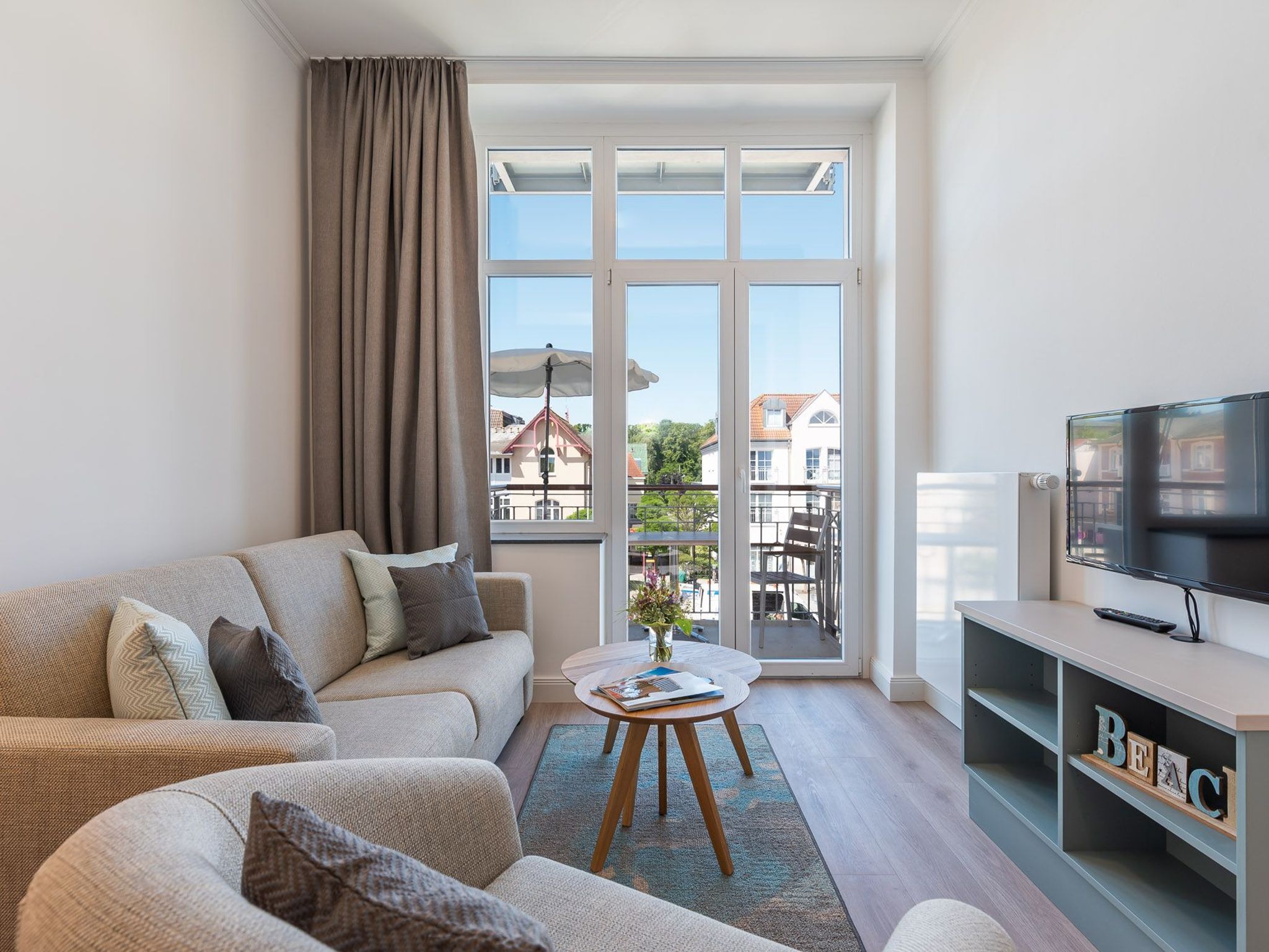 Hafenspitze App.26- großes Sofa im Wohnbereich