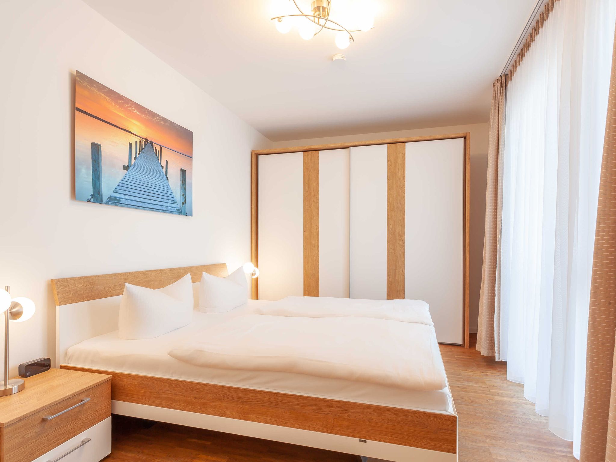 Schlafzimmer mit Doppelbett (1,80 m x 2,00 m) und internetfähigem Fernseher