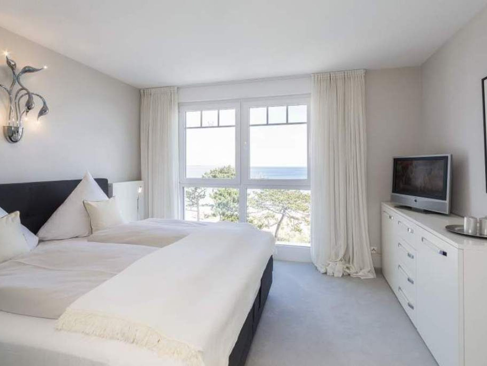 Port Maroni, Masterbedroom mit Doppelbett 180x200 und Schlafsofa für 2 Personen. TV und Kleiderschrank