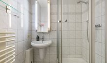 2. Badezimmer mit Badewanne, Pissoir und WC