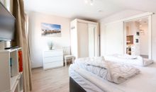 1 .Schlafzimmer mit Doppelbett und Aufbettungsmöglichkeit und Bad en suite