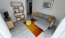 Der Wohnbereich mit einem gemütlichen Sofa