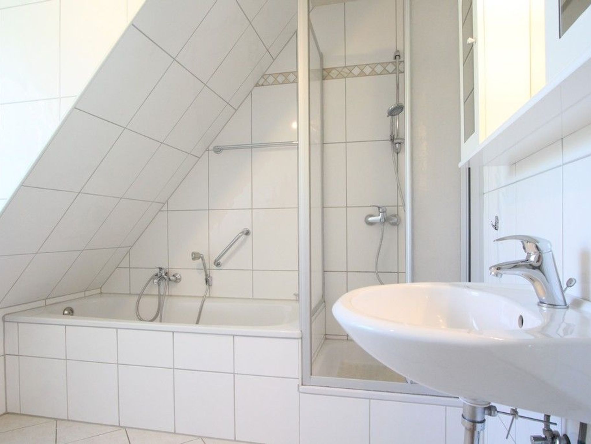 Bad Waschbecken und Spiegelschrank