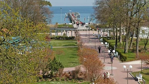 Blick durch den Park zur Seebrücke