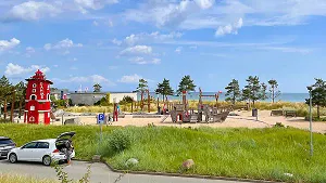 Spielplatz direkt neben dem Strand