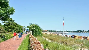 Promenade parallel zum Strand, Faschinen schützen die Promenade vor Sandverwehungen