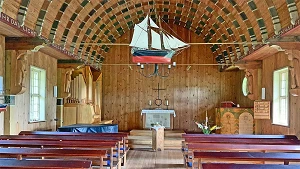 Blick auf den Altar, Orgel und Schiffsmodell