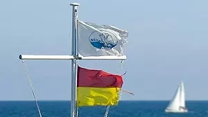 Flaggen am Strand