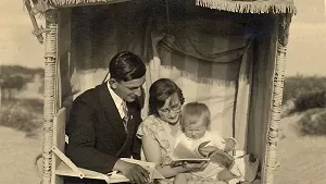 Familie im Strandkorb in den 1940er-Jahren