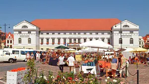 Wochenmarkt auf dem Marktplatz vor dem Rathaus