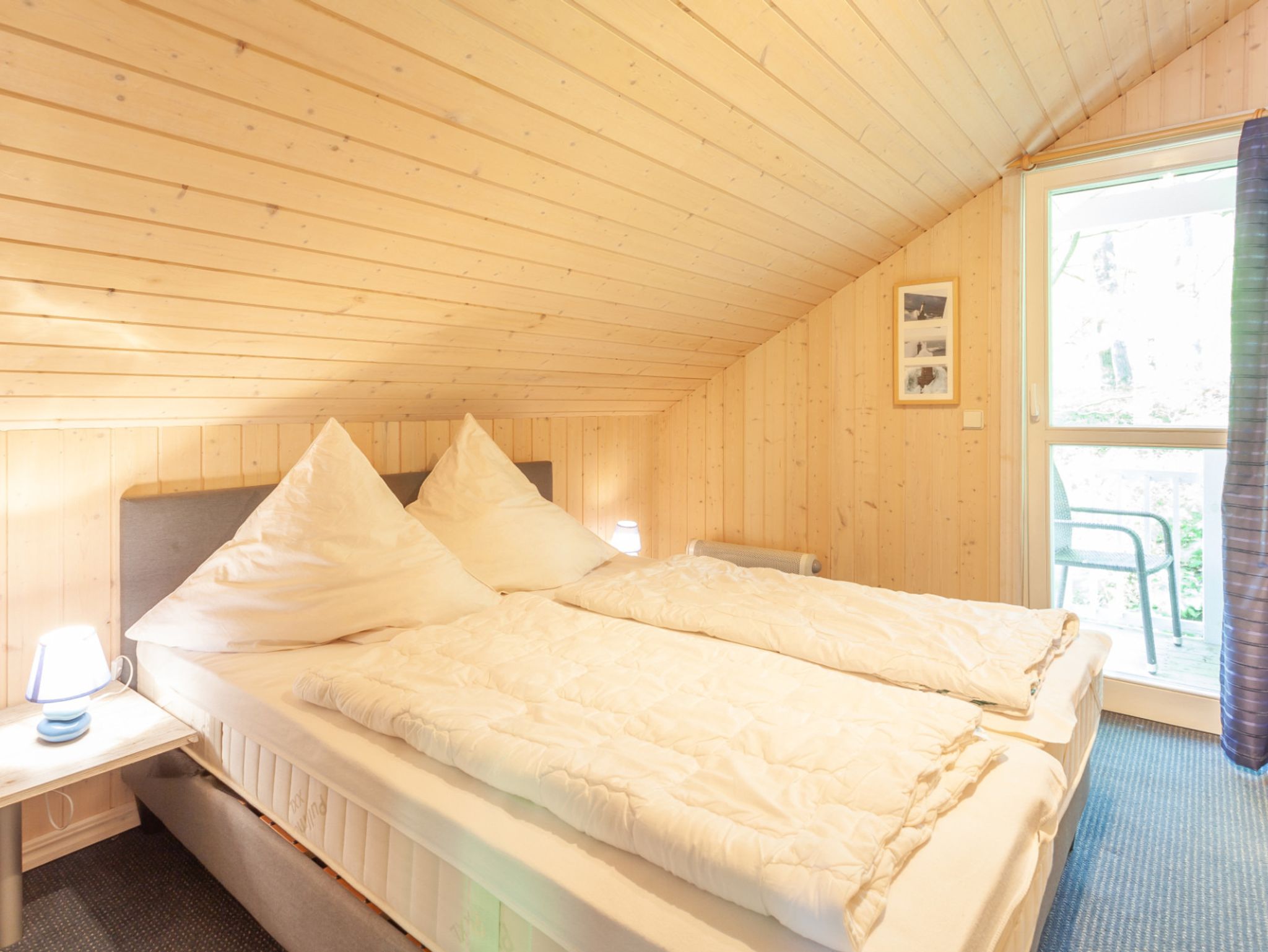 Schlafzimmer mit Doppelbett und Kommode