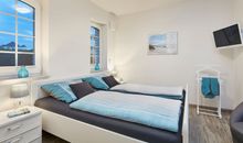 Komfortables Doppelbett und zusätzliche, ausklappbare Schlafcouch