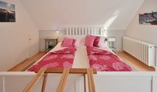 Wohnbereich, Schlafbereich mit Doppelbett und Essbereich