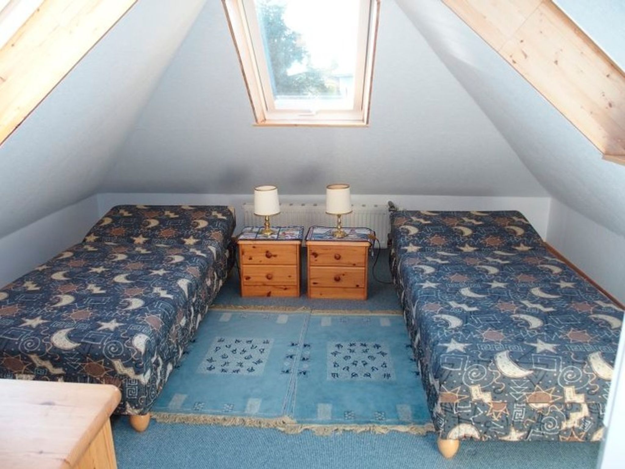 Schlafzimmer mit 140cm breitem Bett