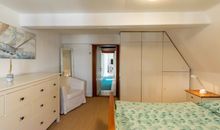 Schlafzimmer mit Doppelbetten