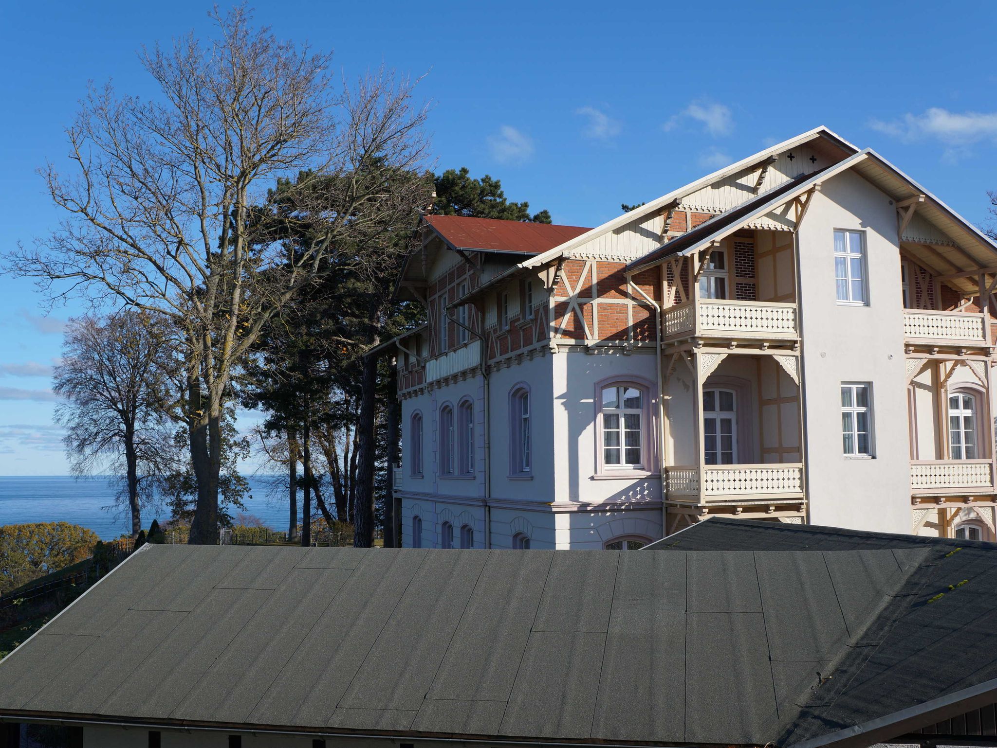 Villa Muschel - Blick vom Carport auf die Terrasse der Wohnung