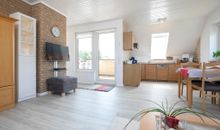 Wohnzimmer mit Essbereich und Küchenzeile