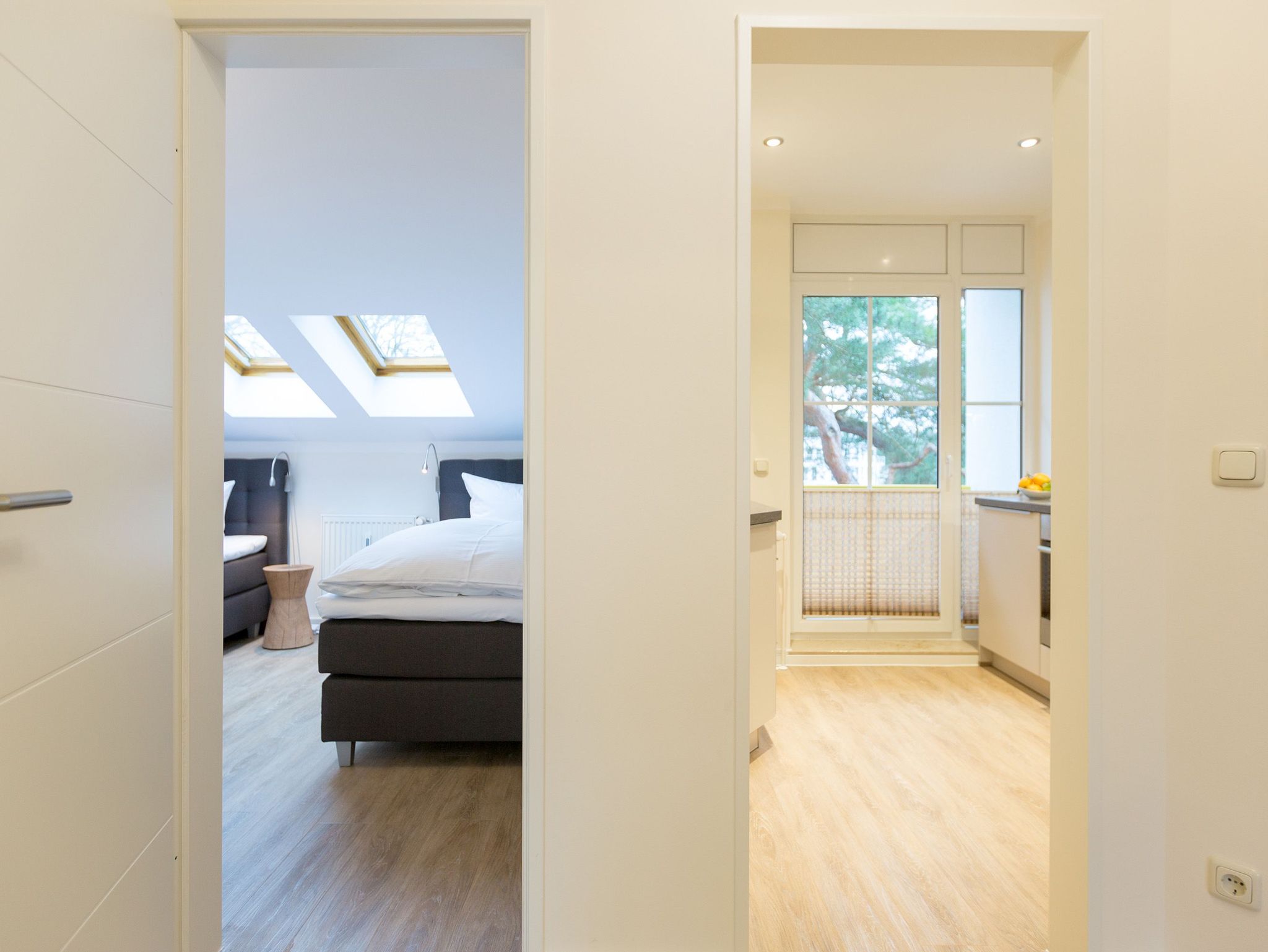 Das helle Schlafzimmer mit Doppelbett (1,80 m x 2,00 m) und mit Plissees zur Verdunkelung