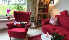 Wohnzimmer mit Sessel und Sofa