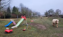 Hier können Sie im Biergarten hinter dem Restaurant entspannen und Ihre Kinder beim Spielen beoachten (saisonale Öffnungszeiten beachten)