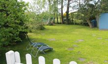 Der Garten gehört zum Ferienhaus und ist umzäunt