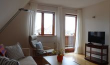das Wohnzimmer mit Balkon