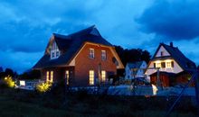 Hochwertig ausgestattetes Reetdachhaus mit Garten in idyllischer Ferienhaussiedlung