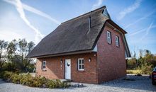 Auffahrt zum Ferienhaus mit 4 Stellplätzen