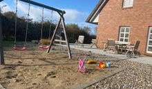 Spielplatz mit Sandkiste & Schaukel