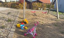 Spielplatz mit Sandkiste & Schaukel