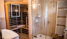 Duschbad mit Infrarot-Sauna im EG