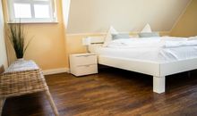 Schlafzimmer 1  im OG mit Doppelbett (200 x 200 cm)