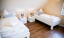 Schlafzimmer 3  im OG mit 2 Einzelbetten (90 x 200 cm)