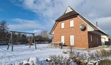 Winteridylle am Reetdachhaus