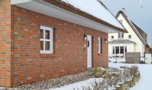 Winteridylle am Reetdachhaus