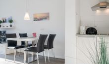 Wohnzimmer mit Balkonblick