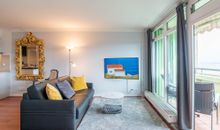 Blick vom Wohnzimmer zur Wohnküche und Treppe ins DG