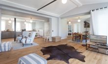 Wohnzimmer mit Kamin im Ferienhaus Idyll