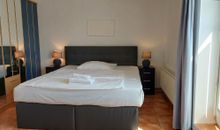 Schlafzimmer mit Kleiderschrank