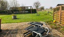 Die Terrasse mit Sonnenliegen