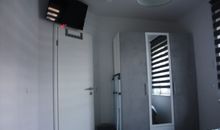 Schlafzimmerschrank und Fernseher