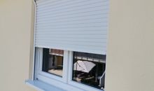 Jalousie am Schlafzimmerfenster, elektrisch mit Fernbedienung