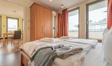 Wohnzimmer mit Blick auf den Balkon