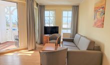 Strandblick - Blick vom Sofa auf den Essbereich und die Treppe zum Schlafzimmer