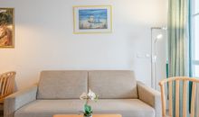 Wohnraum mit Essbereich und integrierter Küchenzeile