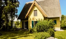 Reetdachhaus Schwalbe - Garten mit Terrasse