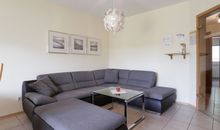 Silbermöwe App.3- großes Sofa im Wohnbereich